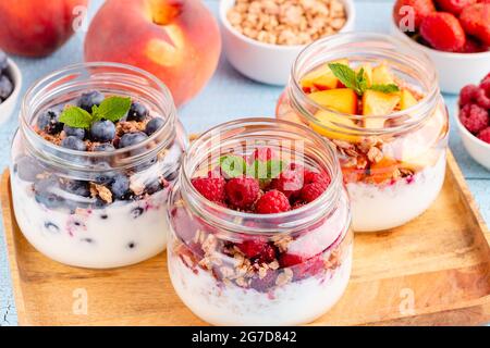 Gesundes Frühstück. Müsli/Müsli Joghurt und Obst in Gläsern serviert. Stockfoto