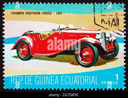 ÄQUATORIALGUINEA - UM 1977: Eine in Äquatorialguinea gedruckte Marke zeigt Triumph Southern Cross, Oldtimer, 1935, um 1977 Stockfoto