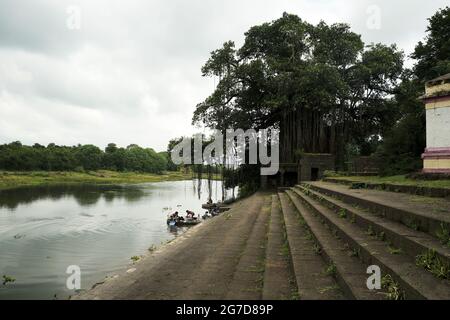 11. Juli 2021 im Dorf Mardhe, Satara, Indien. Indische, unbekannte Frauen waschen morgens in einem Fluss Kleidung, ländlicher Lebensstil. Indian Village sce Stockfoto