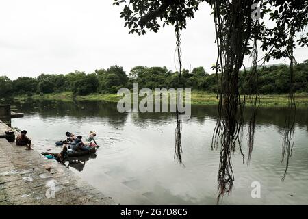 11. Juli 2021 im Dorf Mardhe, Satara, Indien. Indische, unbekannte Frauen waschen morgens in einem Fluss Kleidung, ländlicher Lebensstil. Indian Village sce Stockfoto