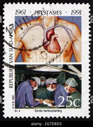 SÜDAFRIKA - UM 1991: Eine in Südafrika gedruckte Marke, die der ersten Herztransplantation gewidmet ist, um 1991 Stockfoto