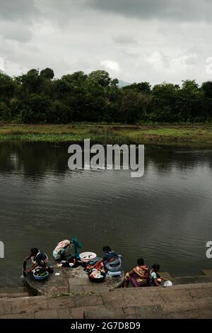 11. Juli 2021 im Dorf Mardhe, Satara, Indien. Indische, unbekannte Frauen waschen morgens in einem Fluss Kleidung, ländlicher Lebensstil. Indian Village sce Stockfoto