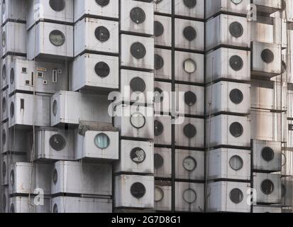 tokio, japan - juli 05 2021: Nahaufnahme der zerfallenen quaderhaften Architektur des berühmten Nakagin Capsule Tower-Gebäudes, das 1972 von geschaffen wurde Stockfoto