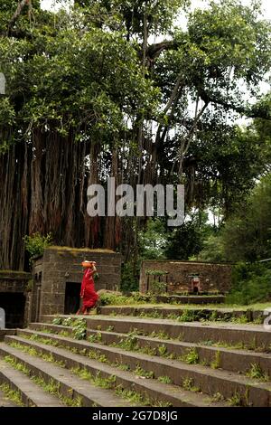 11. Juli 2021 im Dorf Mardhe, Satara, Indien. Indische unbekannte Frauen, die morgens auf dem Fluss Ghat spazieren gehen, ländlicher Lebensstil. Indian Village Szene, sei Stockfoto