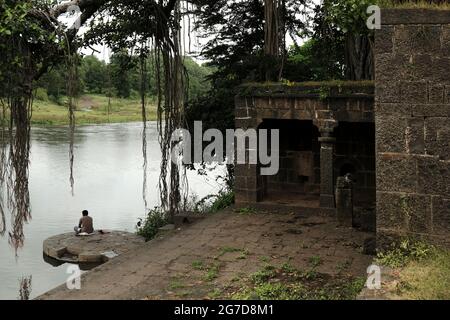 11. Juli 2021 im Dorf Mardhe, Satara, Indien. Porträt eines unbekannten Indianers, der morgens in einem Fluss fischt, ländlicher Lebensstil. Indian Village Stockfoto