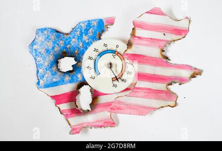 Hitzewelle in Nordamerika, verbrannte USA Flagge und Thermometer, die hohe Temperaturen anzeigen Stockfoto