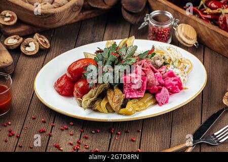 Russische eingelegte fermentierte Gemüseplatte Stockfoto