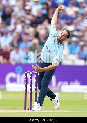 Englands Lewis Gregory bowling beim dritten eintägigen internationalen Spiel in Edgbaston, Birmingham. Bilddatum: Dienstag, 13. Juli 2021. Stockfoto