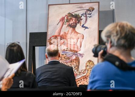 Berlin, Deutschland. Juli 2021. Das für die Ausstellung neu erworbene Gemälde 'Bacchant' von Lovis Corinth wird im Rahmen einer Presseveranstaltung in der Berlinischen Galerie präsentiert. Quelle: Jens Kalaene/dpa-Zentralbild/dpa - ACHTUNG: Nur für redaktionelle Verwendung und nur mit vollständiger Erwähnung des oben genannten credit/dpa/Alamy Live News Stockfoto