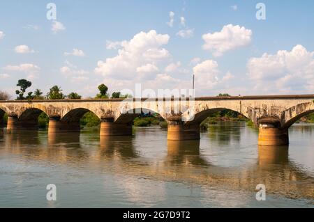 Eine französische Brücke über einen Arm des Mekong-Flusses verbindet Don Det mit Don Khone, Siphandon (viertausend Inseln) im Süden von Laos Stockfoto