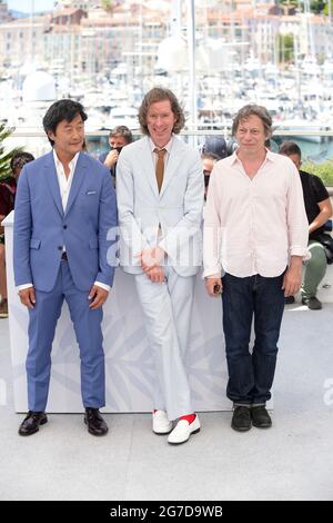 Cannes, Frankreich. Juli 2021. 74. Filmfestival von Cannes 2021, Fotocall Film : ‘der französische Versand' - im Bild: Stephen Park, Wes Anderson, Mathieu Amalric Kredit: Unabhängige Fotoagentur/Alamy Live News Stockfoto