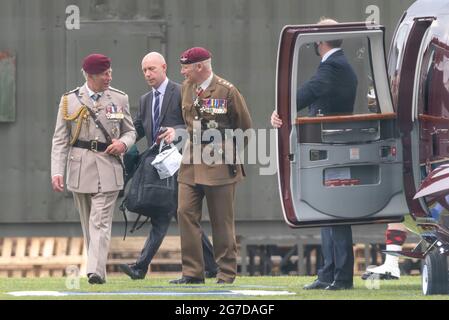 Merville Barracks, Colchester, Essex, Großbritannien. Juli 2021. Auf dem Stützpunkt der Merville Barracks in Colchester fand eine Präsentation der neuen Farben für das britische Armee-Fallschirmregiment statt, bei der ein Flieger aus Veteranen und aktuellen Flugzeugen der Royal Air Force und der British Army zum Einsatz kam. Prinz Charles, Oberst des Regiments, überreichte den 1., 2. Und 3. Bataillonen des Fallschirmregiments die neuen Farben und startete später in einem Queen's Flight Sikorsky S-76C Hubschrauber Stockfoto