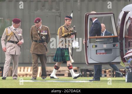 Merville Barracks, Colchester, Essex, Großbritannien. Juli 2021. Auf dem Stützpunkt der Merville Barracks in Colchester fand eine Präsentation der neuen Farben für das britische Armee-Fallschirmregiment statt, bei der ein Flieger aus Veteranen und aktuellen Flugzeugen der Royal Air Force und der British Army zum Einsatz kam. Prinz Charles, Oberst des Regiments, überreichte den 1., 2. Und 3. Bataillonen des Fallschirmregiments die neuen Farben und startete später in einem Queen's Flight Sikorsky S-76C Hubschrauber Stockfoto