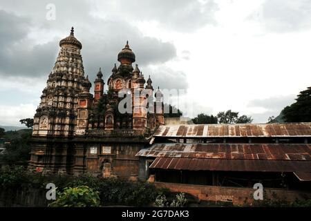 Blick auf die wunderschönen Tempel. Dorf Mardhe, Satara. Indische ländliche Ansicht, Maharashtra. Indien Stockfoto