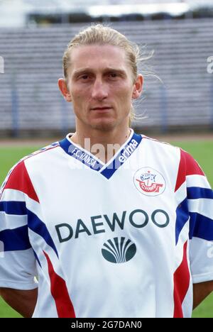 firo Fuvuball, Fußball, 1. Bundesliga, Saison 1996/1997, Archivfoto, 96/97 Archivbilder, FC Hansa Rostock, Fotowand, 1996 Slawomir Chalaskiewicz, Halbfigur, Hochformat Stockfoto