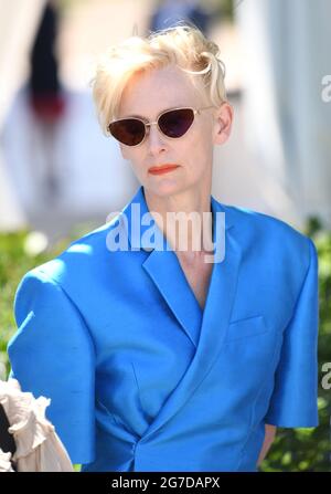 Cannes, Frankreich, 13. Juli 2021 Tilda Swinton bei der Fotowand für den französischen Versand, die im Palais des Festivals stattfand. Teil der 74. Filmfestspiele von Cannes. Quelle: Doug Peters/EMPICS/Alamy Live News Stockfoto