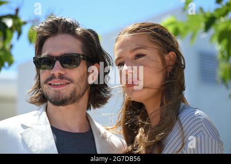 Adele Exarchopoulos, Francois Civil nimmt an der Fotoausstellung des Films Bac Nord während der 74. Filmfestspiele von Cannes in Cannes, Frankreich, am 13 2021. Juli Teil. Foto von Julien Reynaud/APS-Medias/ABACAPRESS.COM Stockfoto