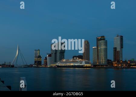 Wilhelminapier mit dem Kreuzfahrtschiff Rotterdam, Flaggschiff der Holland America Lines, Rotterdam, Niederlande. Stockfoto