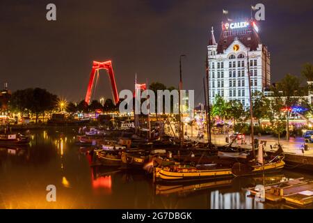 Nachtansicht der Oude Haven in Rotterdam mit den Häusern Het witte huis und Cube, Niederlande Stockfoto