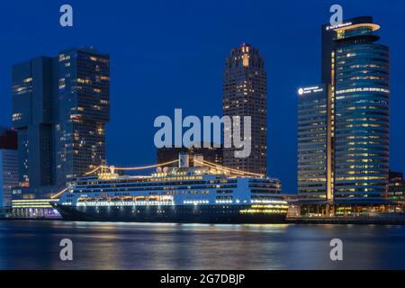 Wilhelminapier mit dem Kreuzfahrtschiff Rotterdam, Flaggschiff der Holland america Lines, Rotterdam, Niederlande. Stockfoto