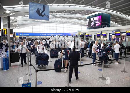 London, Großbritannien. Juli 2021. Passagiere im Terminal 5. Passagiere in Heathrow, die sich dem 19. Juli nähern, und die Reisebeschränkungen für bestimmte Länder werden aufgehoben. Gestern (12. Juli) gab es lange Schlangen in Heathrow, als sich viele Sicherheitsbeamte selbst isolieren mussten. Die Immigration Service Union hat gewarnt, dass Reisende bis zu 6 Stunden Verspätung haben können, wenn die Einschränkungen gelockert werden. Kredit: Mark Thomas/Alamy Live Nachrichten Stockfoto