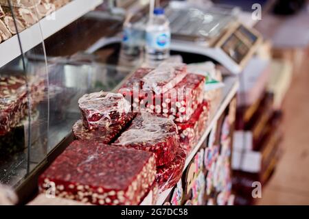 Große Auswahl an türkischen Delight im Geschäft. Eine Auswahl an farbenfrohen türkischen Delight und Baklava. Türkische Nationale Klassische Dessert. Hohe Qualität Stockfoto