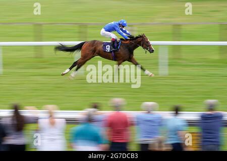 Tardis unter Jockey Oisin Murphy gewinnt den Sky Sports Racing Sky 415 EBF Restricted Maiden Stakes auf der Bath Racecourse. Bilddatum: Dienstag, 13. Juli 2021. Stockfoto