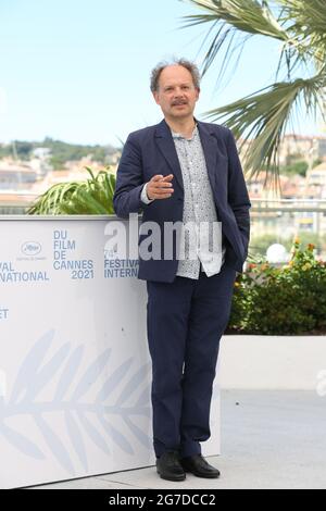 13. Juli 2021, Cannes, Provence Alpes Cote d'Azur, Frankreich: Denis PODALYDES während der „Tromperie“-Fotowand im Rahmen des 74. Jährlichen Filmfestivals von Cannes am 11. Juli 2021 in Cannes, Frankreich (Bild: © Mickael Chavet via ZUMA Wire) Stockfoto