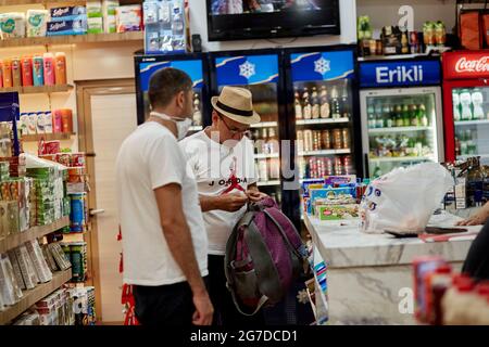 Kemer, Türkei - 25. Mai 2021: Türkischer Souvenirladen. Kunden an der Kasse zahlen für Einkäufe. Hochwertige Fotos Stockfoto