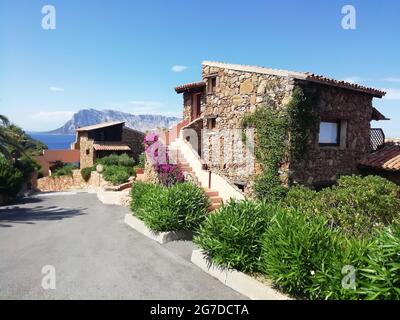 Gebäude des Dorfes Capo Coda Cavallo auf der Insel Sardinien in Italien Stockfoto