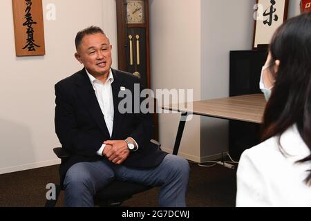 Tokio, Japan. Juli 2021. Yasuhiro Yamashita, Präsident des Japanischen Olympischen Komitees (JOC), spricht während eines Interviews mit Xinhua in seinem Büro in Tokio, Japan, am 12. Juli 2021. Kredit: Hua Yi/Xinhua/Alamy Live Nachrichten Stockfoto