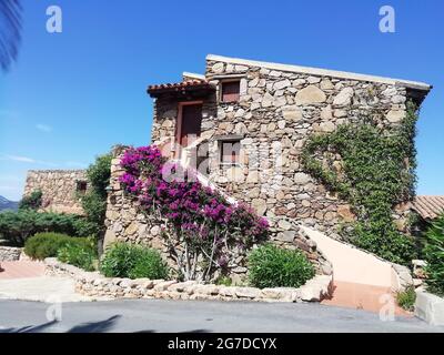 Gebäude des Dorfes Capo Coda Cavallo auf der Insel Sardinien in Italien Stockfoto