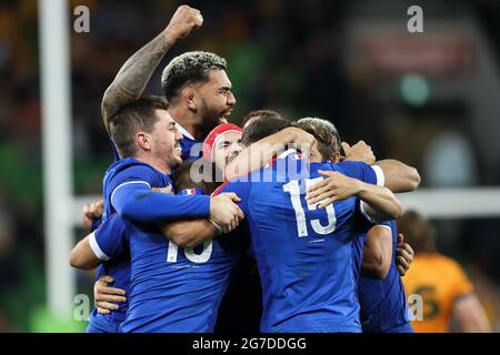 AAMI Park, Melbourne, Victoria, Australien. Juli 2021. Internationaler Test-Rugby, Australien gegen Frankreich; französische Spieler feiern ihren Sieg um 26-29 Punkte Credit: Action Plus Sports/Alamy Live News Stockfoto