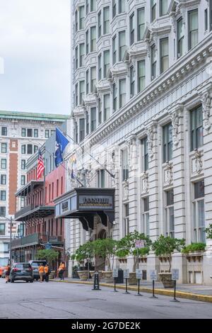 NEW ORLEANS, LA, USA - 7. JULI 2021: Vor dem Roosevelt Hotel in der Innenstadt von New Orleans Stockfoto