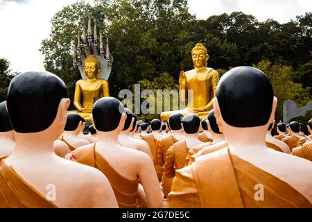 Wat Chak Yai Tempel, goldener buddha und Hunderte von Mönchen, in Chanthaburi, Thailand Stockfoto