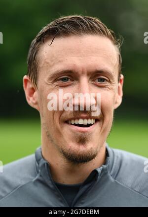 13. Juli 2021, Hessen, Frankfurt/Main: Max Kruse gibt nach dem Abschlusstraining der deutschen Olympiamannschaft im Frankfurter Stadion ein Interview. Das Olympische Fußballturnier in Tokio findet vom 22. Juli bis 7. August statt. Foto: Arne Dedert/dpa Stockfoto