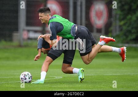 13. Juli 2021, Hessen, Frankfurt/Main: Keven Schlotterbeck (r) und Nadiem Amiri treffen beim Abschlusstraining der deutschen Olympiamannschaft im Frankfurter Stadion aufeinander. Das Olympische Fußballturnier in Tokio findet vom 22. Juli bis 7. August statt. Foto: Arne Dedert/dpa Stockfoto