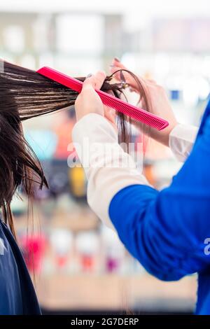 Weibliche Coiffeur Frauen Haare schneiden Friseur Shop Stockfoto