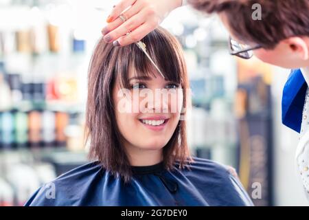 Friseur-Haare schneiden Frau im shop Stockfoto