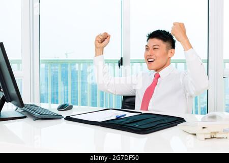 Asiatische broker Handel an der Börse im Büro damit Gewinn Stockfoto