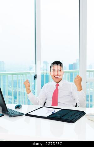 Asiatische broker Handel an der Börse im Büro damit Gewinn Stockfoto