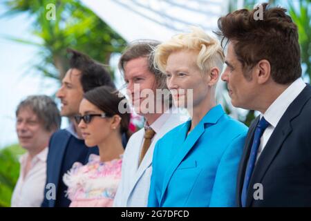 Mathieu Amalric, Adrien Brody, Wes Anderson, Tilda Swinton und Benicio Del Toro nehmen am 13. Juli 2021 an der französischen Dispatch-Fotocall im Rahmen der 74. Internationalen Filmfestspiele von Cannes in Cannes, Frankreich, Teil. Foto von Aurore Marechal/ABACAPRESS.COM Stockfoto