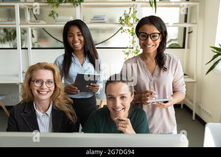 Vielfältiges weibliches Geschäftsteam am Büroarbeitsplatz mit Computer Stockfoto