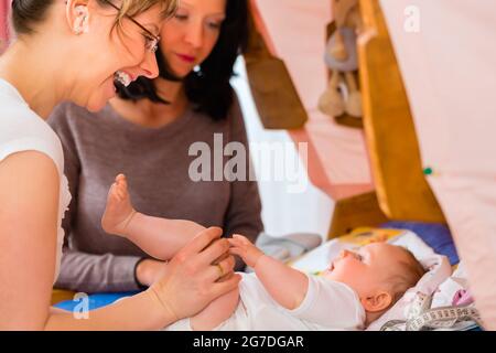 Hebamme, neugeborenes Baby auf postnatale Pflege in der Praxis zu prüfen Stockfoto