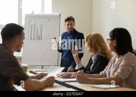 Männlicher Geschäftsleiter, Coach bei der Veranstaltung eines Workshops, Beantwortung von Fragen des Publikums Stockfoto