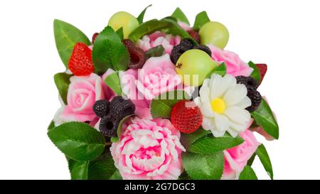 Handgefertigter Seifenstrauß in Form von Blumen Birnen Himbeeren Brombeeren Erdbeeren Draufsicht. Stockfoto