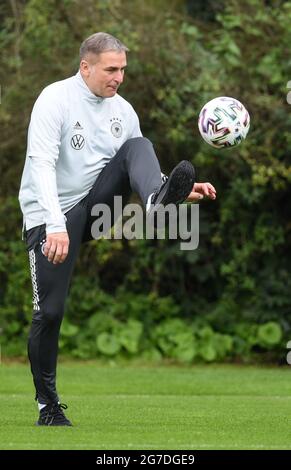 13. Juli 2021, Hessen, Frankfurt/Main: Stefan Kuntz, Cheftrainer der Olympischen Fußballmannschaft, nimmt am Abschlusstraining im Frankfurter Stadion Teil. Das Olympische Fußballturnier in Tokio findet vom 22. Juli bis 7. August statt. Foto: Arne Dedert/dpa Stockfoto