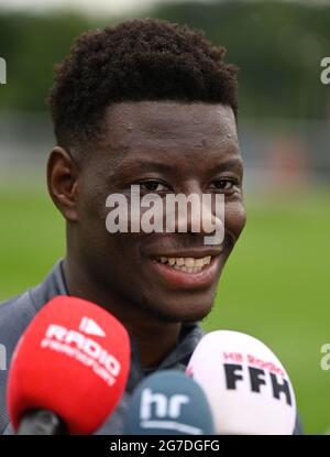 13. Juli 2021, Hessen, Frankfurt/Main: Ragnar Ache gibt nach dem Abschlusstraining der deutschen Olympiamannschaft im Frankfurter Stadion ein Interview. Das Olympische Fußballturnier in Tokio findet vom 22. Juli bis 7. August statt. Foto: Arne Dedert/dpa Stockfoto