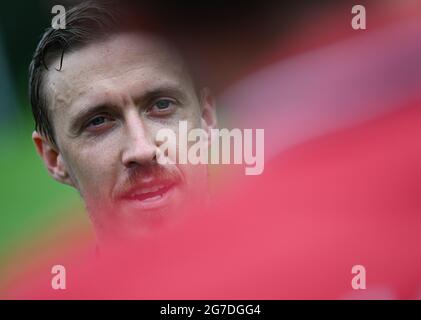 13. Juli 2021, Hessen, Frankfurt/Main: Max Kruse gibt nach dem Abschlusstraining der deutschen Olympiamannschaft im Frankfurter Stadion ein Interview. Das Olympische Fußballturnier in Tokio findet vom 22. Juli bis 7. August statt. Foto: Arne Dedert/dpa Stockfoto