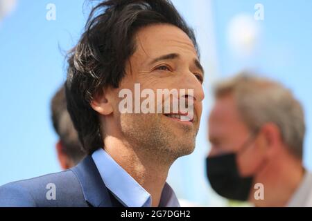 13. Juli 2021, Cannes, Provence Alpes Cote d'Azur, Frankreich: ADRIEN BRODY während der Fotoschau „The French Dispatch“ im Rahmen des 74. Jährlichen Filmfestivals von Cannes in Cannes, Frankreich. (Bild: © Mickael Chavet über ZUMA Wire) Stockfoto